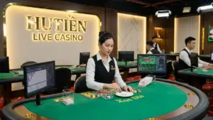 Hình ảnh Dealer đang xóc đĩa tại bàn Live Casino Hutien